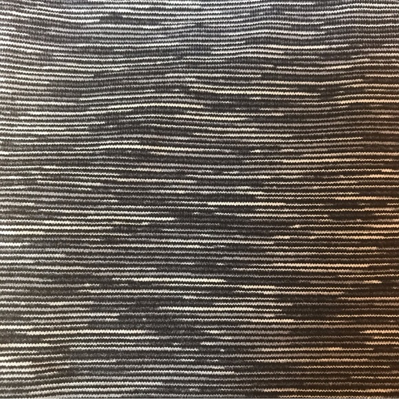 Lululemon Athletica Grey Navy Geometric Capris Leggings, EUC, 6 - Picture 9 of 14